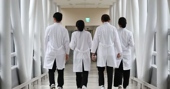 Trabalhadores médicos caminham em um hospital em Seul, Coreia do Sul, 19 de fevereiro de 2024. Yonhap via REUTERS