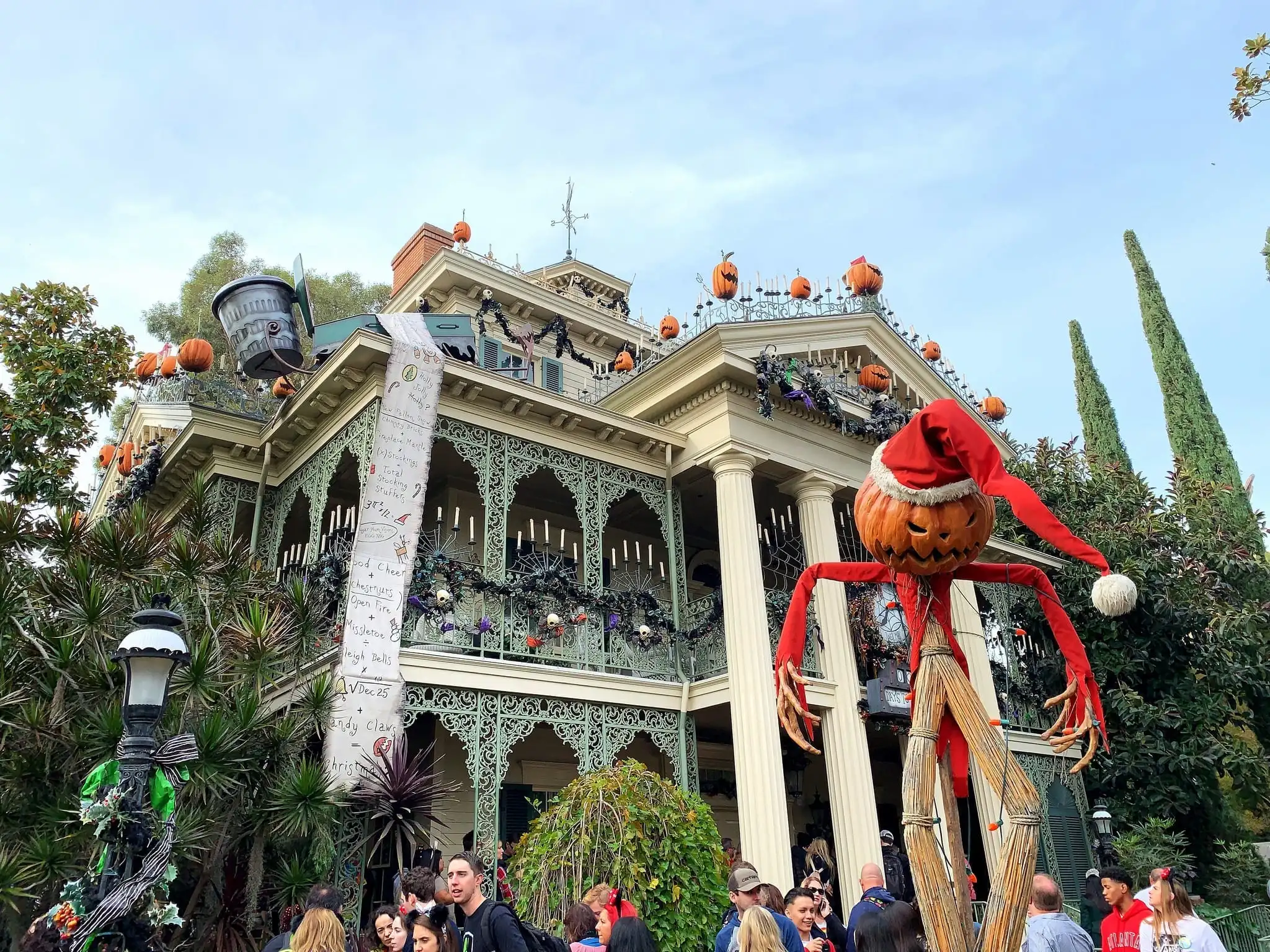 地震惊扰迪士尼乐园：游乐设施暂停运营