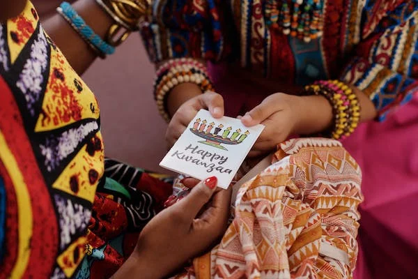 Abrindo os Braços para o Kwanzaa: Uma Jornada Cultural pela União e Tradição