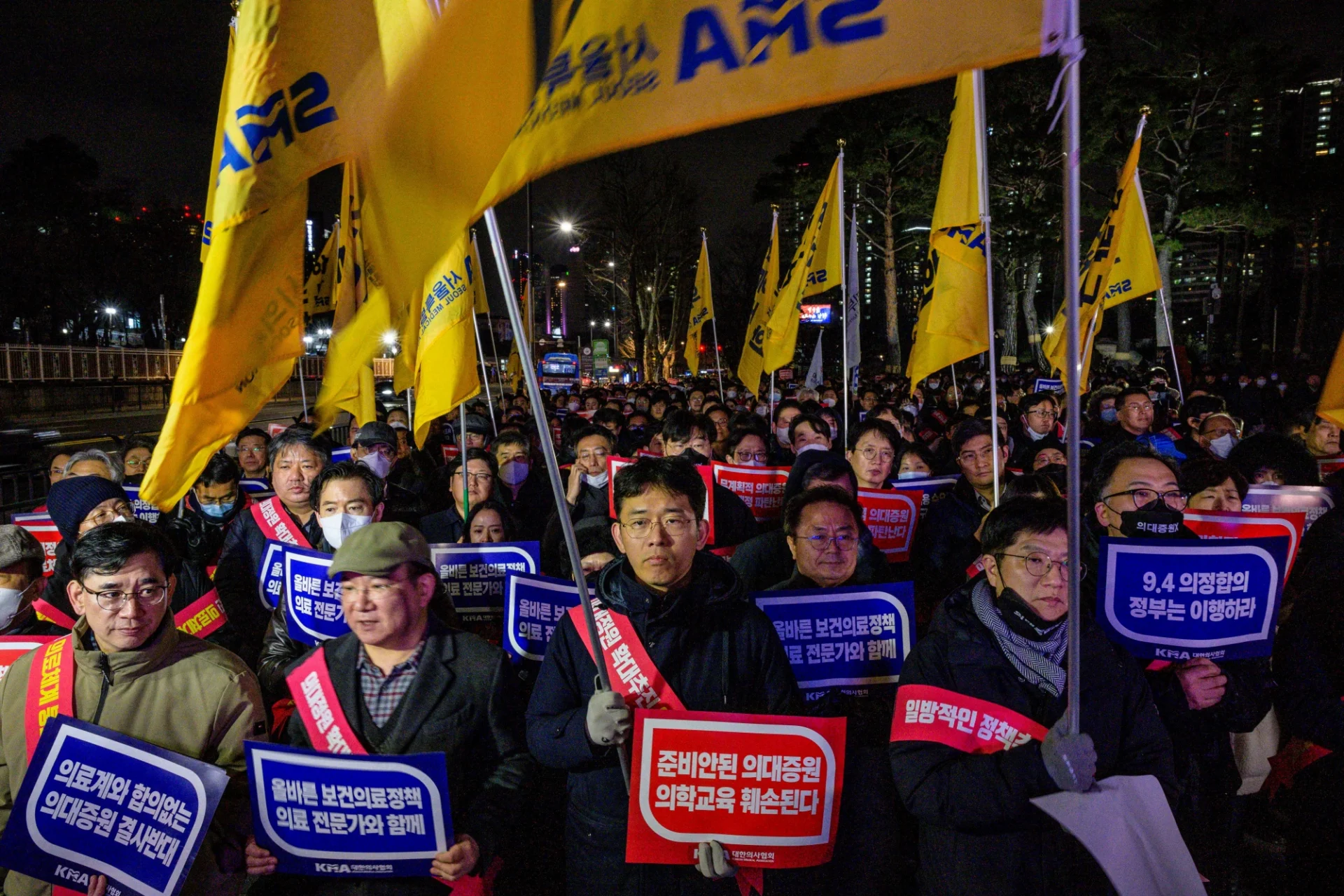 Fokozódik Dél-Korea egészségügyi válsága ; Orvosok tömeges távozása és lemondása miatt a betegek aggódnak