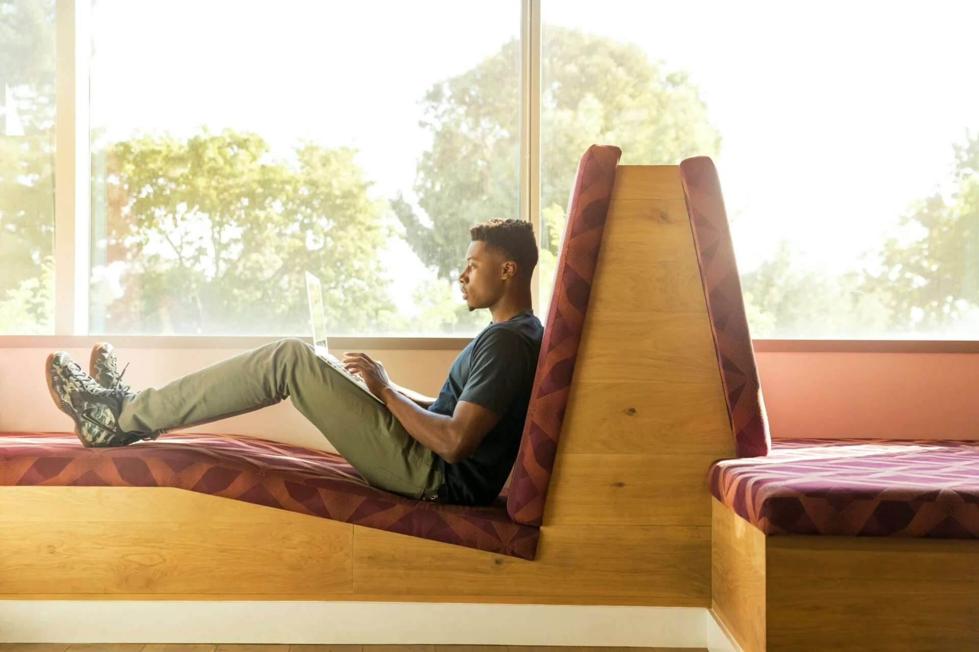 Frigör vandringslystnaden: Den stigande eran av digital nomadism i WFH-revolutionen