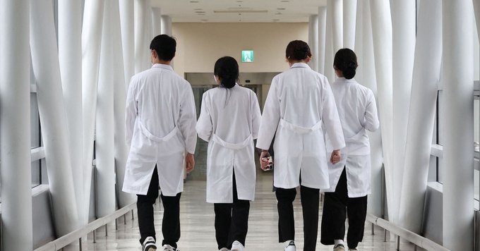 Sjukvårdspersonal promenerar på ett sjukhus i Seoul, Sydkorea, den 19 februari 2024. Yonhap via REUTERS